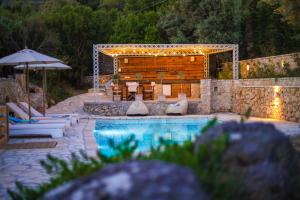 Bazén v ubytovaní ORAMA : Sea to Sky Villas alebo v jeho blízkosti