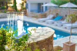 Bazén v ubytovaní ORAMA : Sea to Sky Villas alebo v jeho blízkosti