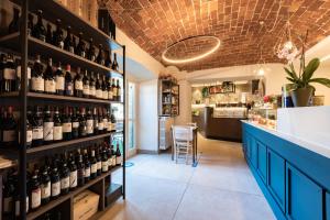 uma sala de degustação de vinhos com uma exibição de garrafas de vinho em Le Lanterne em Borgo San Dalmazzo
