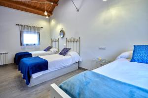 A bed or beds in a room at Casa Rural Planeta Vera