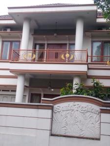 un edificio con balcone e un cartello sopra di Samia Residence a Slada