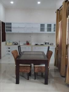 una cucina con tavolo e sedie in una stanza di Samia Residence a Slada
