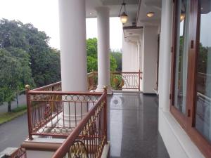 un balcone di una casa con colonne e corridoio di Samia Residence a Slada