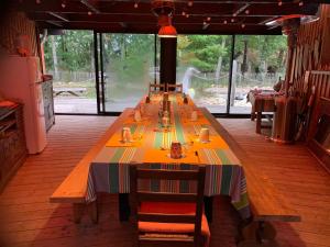 a long wooden table in a room with a tableablish at Au Bois Flotté in Hourtin