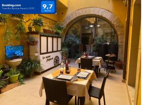 a restaurant with tables and chairs in a building at La Nuova Girgenti in Agrigento