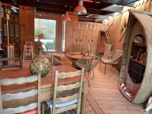 a dining room with a table and chairs in a cabin at Au Bois Flotté in Hourtin