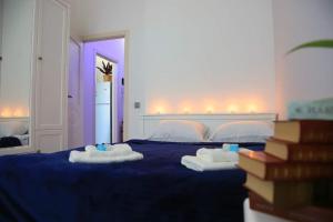 バクーにあるGuest Apartmentのベッドとタオル2枚のある寝室