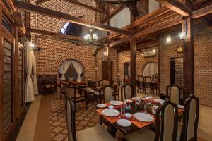 Una televisión o centro de entretenimiento en SaffronStays Vedika - EcoFriendly villa by the River with Pool