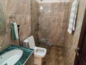 ラムナガルにあるAnugraha Homestayのバスルーム(トイレ、洗面台、バスタブ付)
