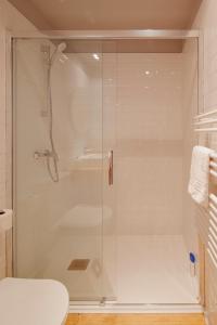 eine Dusche mit Glastür im Bad in der Unterkunft AV Gijón Caveda in Gijón