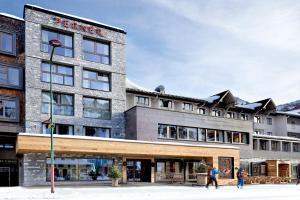 Ein Gebäude mit Leuten, die davor laufen. in der Unterkunft Alpenhotel Perner in Obertauern