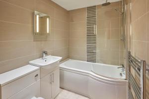 ein Bad mit einer Badewanne, einem Waschbecken und einer Dusche in der Unterkunft Host & Stay - Concert Square in Liverpool