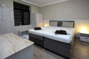 een slaapkamer met een bed met twee handdoeken erop bij Къща за гости Кребс guesthousekrebs in Shumen