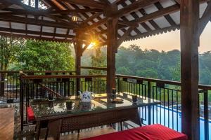 Pālghar的住宿－SaffronStays Vedika - EcoFriendly villa by the River with Pool，相簿中的一張相片