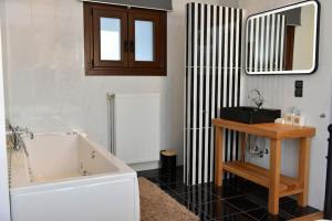 A bathroom at Pefkofyto Mountain Retreat