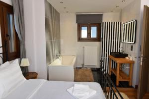 A bed or beds in a room at Pefkofyto Mountain Retreat