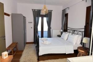 A bed or beds in a room at Pefkofyto Mountain Retreat