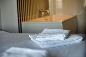 A bed or beds in a room at Pefkofyto Mountain Retreat