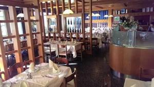 Reštaurácia alebo iné gastronomické zariadenie v ubytovaní HOTEL BELVEDERE + 37 fotografií