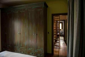 A bed or beds in a room at Pefkofyto Mountain Retreat
