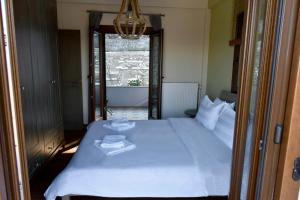 A bed or beds in a room at Pefkofyto Mountain Retreat