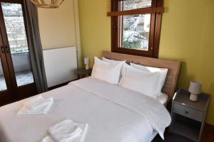 A bed or beds in a room at Pefkofyto Mountain Retreat