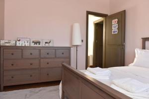 A bed or beds in a room at Pefkofyto Mountain Retreat
