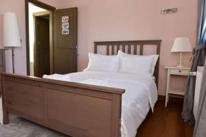 A bed or beds in a room at Pefkofyto Mountain Retreat
