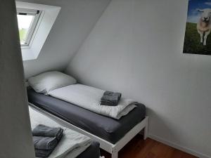 a small room with a bed in the corner at Beiboot in Wangerland
