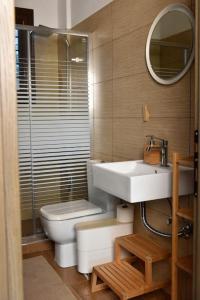 A bathroom at Pefkofyto Mountain Retreat