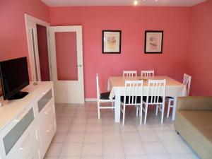 eine Küche und ein Esszimmer mit Tisch und Stühlen in der Unterkunft Las Nereidas LEK in Peñíscola + 13 Fotos