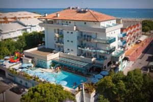 Luftaufnahme eines Hotels mit Swimmingpool in der Unterkunft Hotel Mayer in Bibione