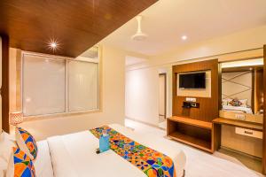 TV a/nebo společenská místnost v ubytování FabHotel Spring inn - Nr Borivali Station