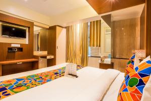 Postel nebo postele na pokoji v ubytování FabHotel Spring inn - Nr Borivali Station