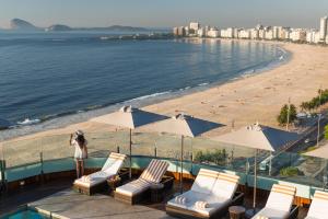 a beach that has a lot of umbrellas on it at PortoBay Rio de Janeiro in Rio de Janeiro