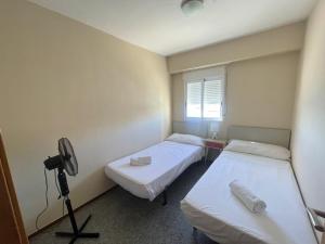 Pokój z dwoma łóżkami i kamerą w obiekcie Seafront old Town w mieście Benidorm
