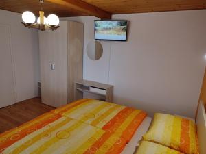 Dormitorio pequeño con cama y mesa en Gostilna Pension Blegoš, en Poljane nad Škofjo Loko