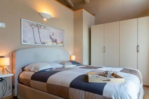 Ліжко або ліжка в номері Casa di campagna Rosina con piscina e vista lago