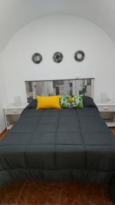 sypialnia z dużym łóżkiem z oczami na ścianie w obiekcie Casa Rural cueva cerros w mieście Fuentidueña de Tajo