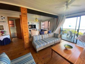 ジェフリーズ・ベイにあるHummingbird Chalet 23 Houtboschbaaiのソファとテーブルのあるリビングルーム