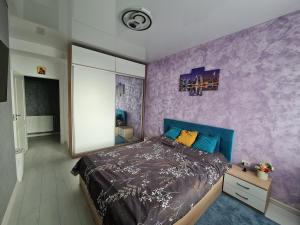 ナボダリにあるAdam and Eva Nestの紫の壁のベッドルーム(ベッド付)
