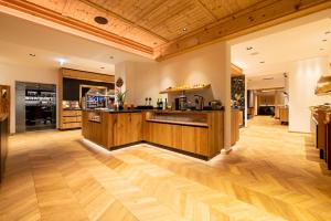 eine Küche mit Holzböden und einer Arbeitsplatte in der Unterkunft Ferienhotel Jörglerhof in Hainzenberg