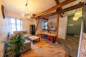 un soggiorno con divano e tavolo di Euro Boho Loft Apartment a Danzica