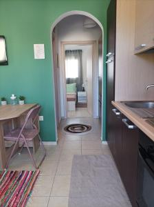una cocina con un arco que conduce a un baño en Home Away From Home, en Ixia