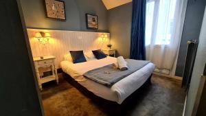 ル・テュケ・パリ・プラージュにあるHôtel de charme Equinoxeのベッドと窓のある寝室