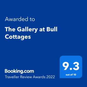 Palkinto, sertifikaatti, kyltti tai muu asiakirja, joka on esillä majoituspaikassa The Gallery at Bull Cottages