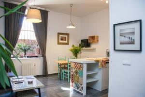 a living room with a kitchen and a table at BEAUTIFUL SILENT APARTMENT Private Parking in Seville
