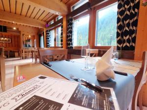 Restavracija oz. druge možnosti za prehrano v nastanitvi Hôtel Cristal - Swiss Riders Lodge Grimentz