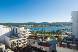 Blick auf einen Hafen von einem Gebäude in der Unterkunft Hotel Base - Adults Only in Sant Antoni de Portmany