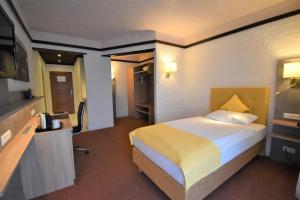 Postel nebo postele na pokoji v ubytování CONTEL Hotel